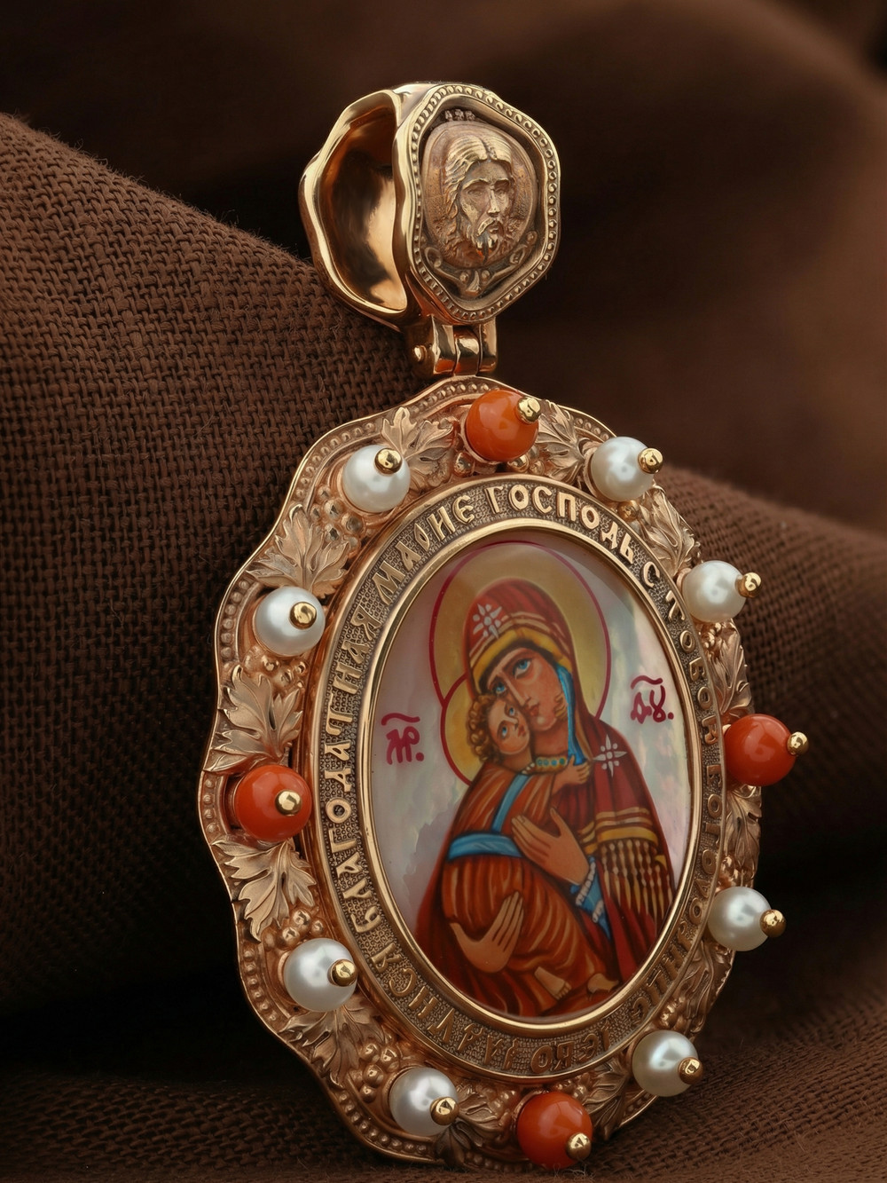 Образок из золота c эмалью, жемчугом, кораллом и перламутром