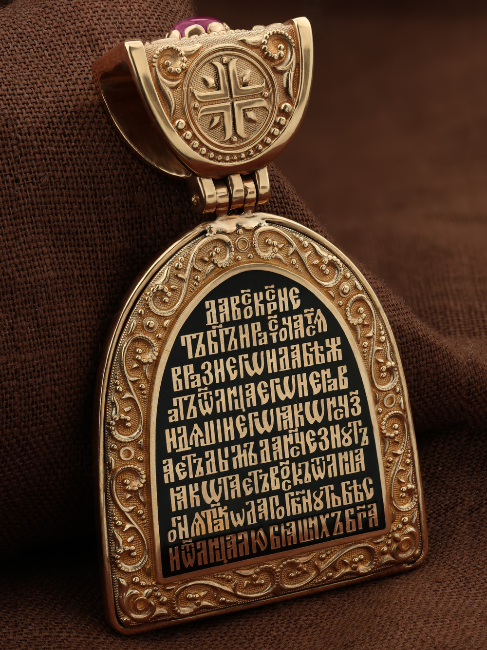 Образок из золота c эмалью, рубином и бивнем мамонта