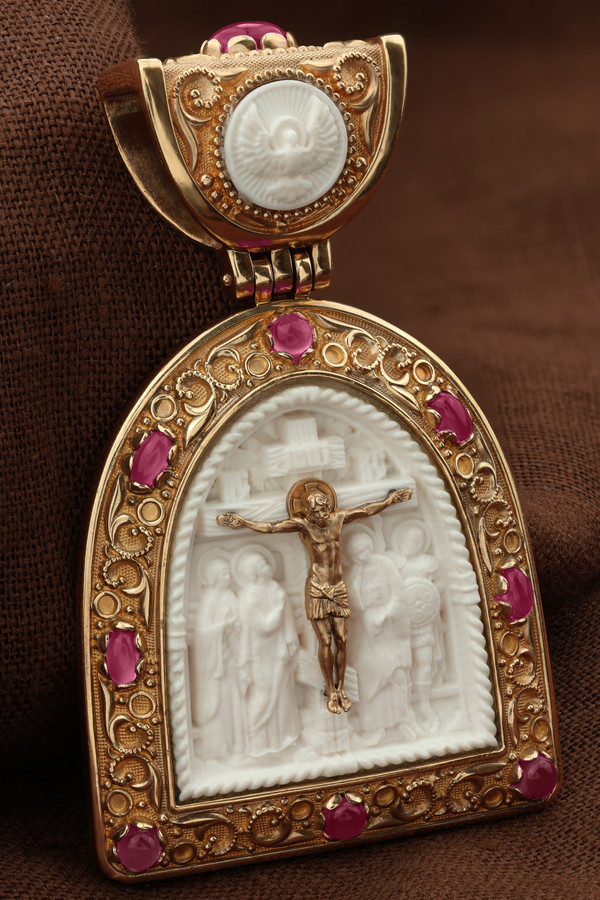 Образок из золота c эмалью, рубином и бивнем мамонта