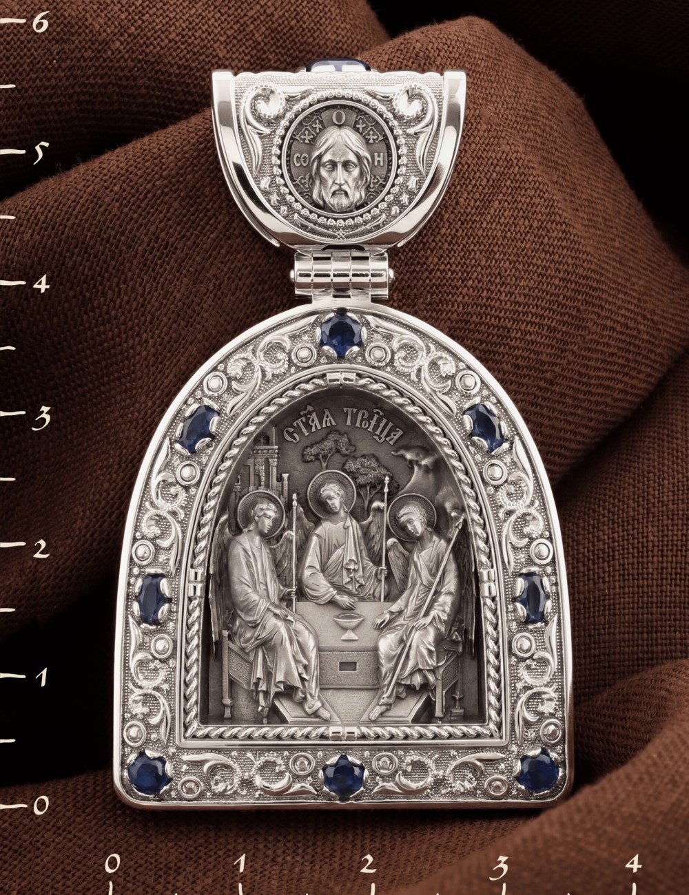 Образок из белого золота c эмалью и сапфиром