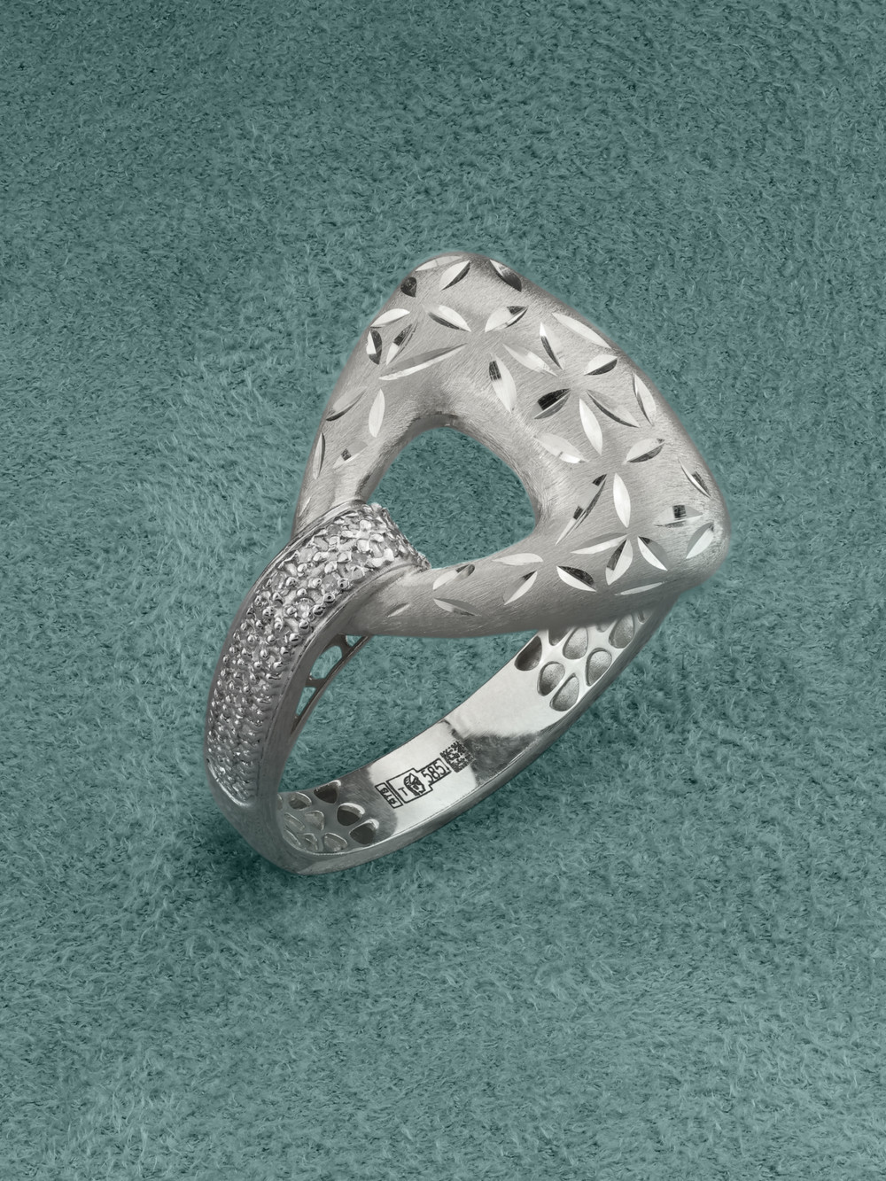 Кольцо из белого золота c бриллиантами