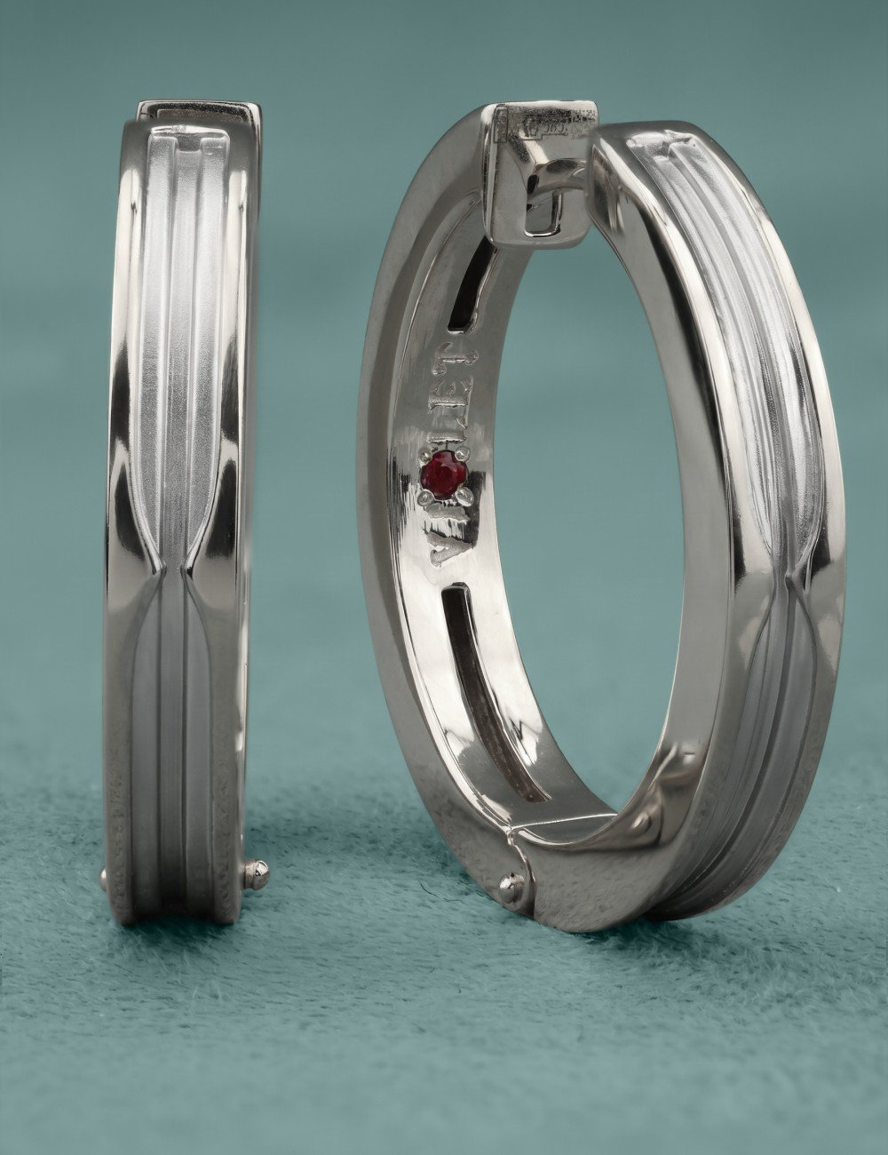Серьги из белого золота c рубином