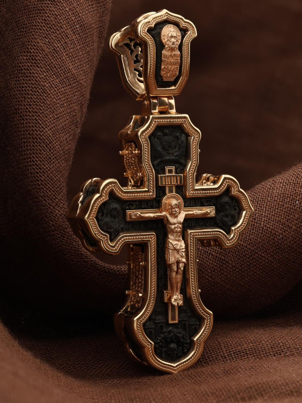 Крест из золота c эбеновым деревом