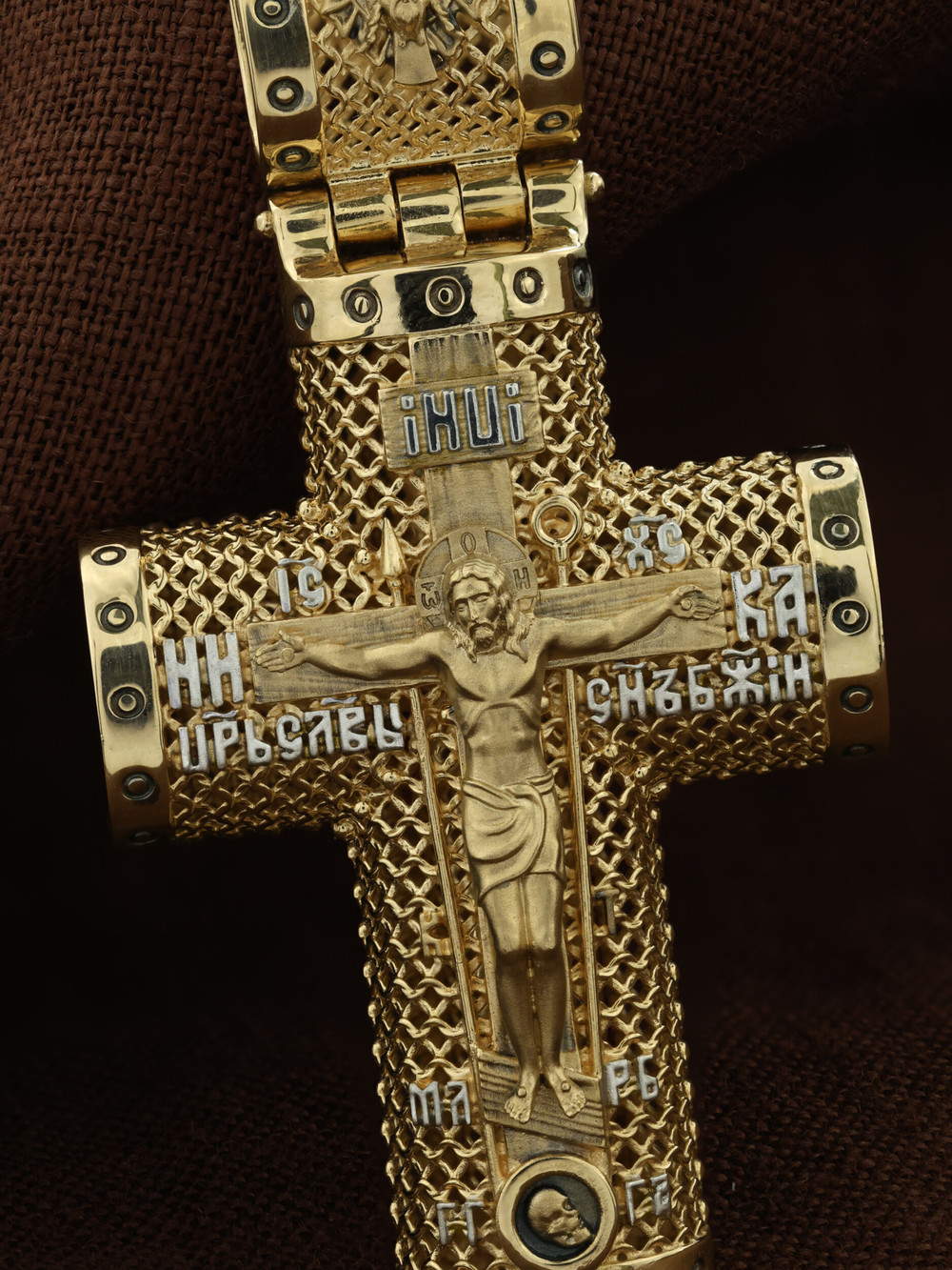 Крест из лимонного золота