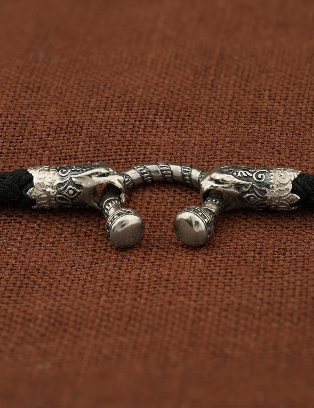 Шнурок шёлковый из белого золота c шёлковым шнурком