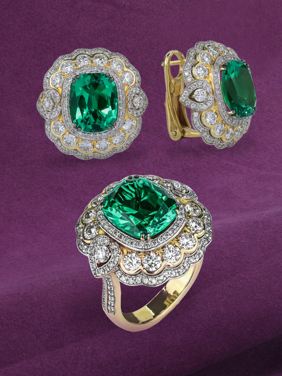 Кольцо из лимонного золота c бриллиантами и изумрудом