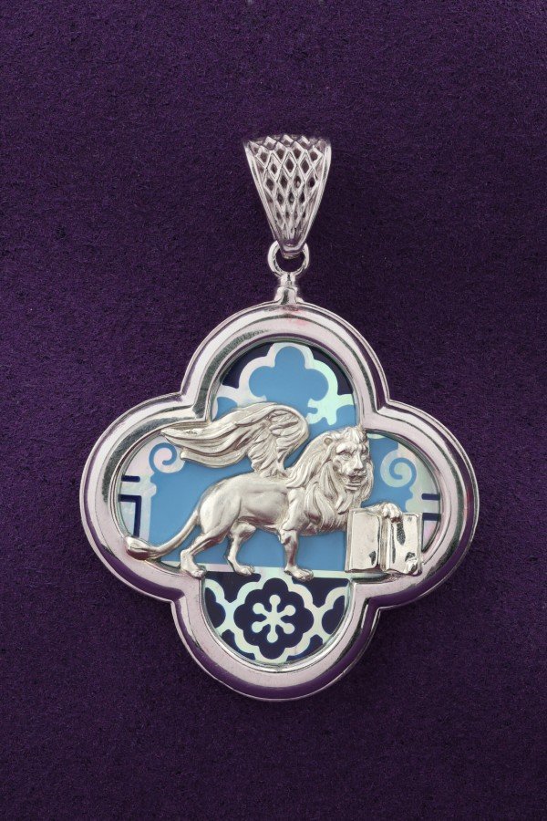 Подвеска из белого золота c эмалью и перламутром