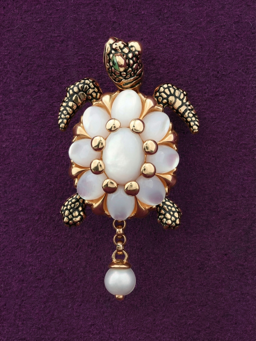 Подвеска из золота c эмалью, жемчугом и перламутром