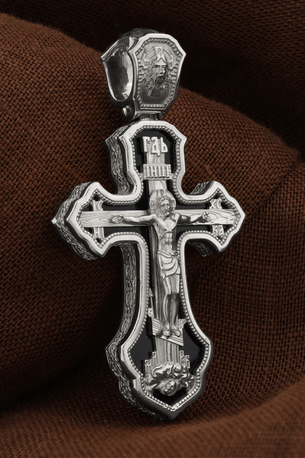 Крест из белого золота c ониксом