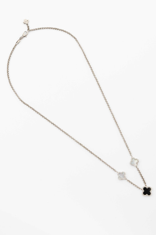 Колье из белого золота c бриллиантами, ониксом и перламутром