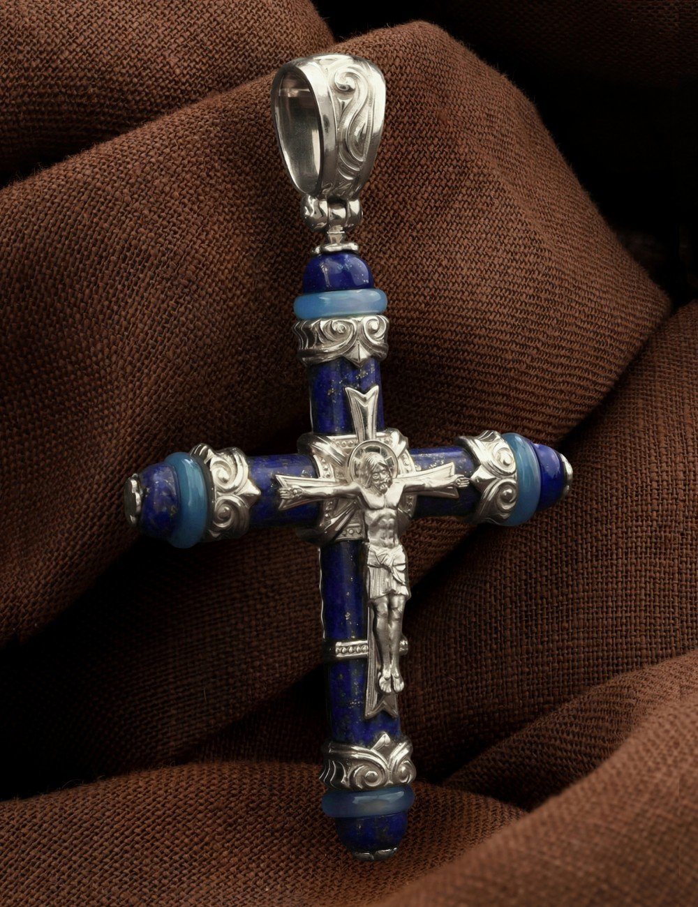 Крест из белого золота 585 пробы c агатом и лазуритом