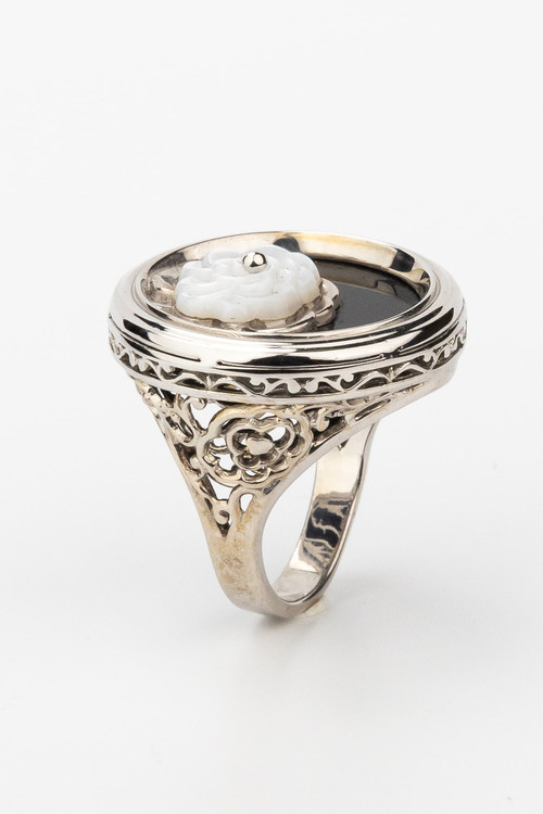 Кольцо из белого золота c ониксом и перламутром