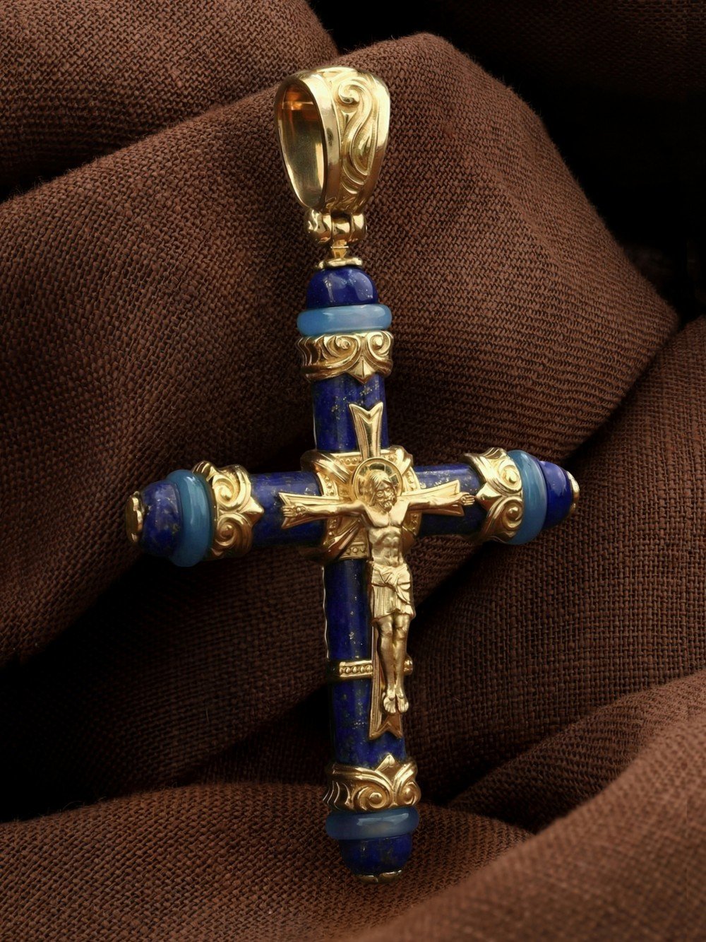 Крест из лимонного золота c агатом и лазуритом