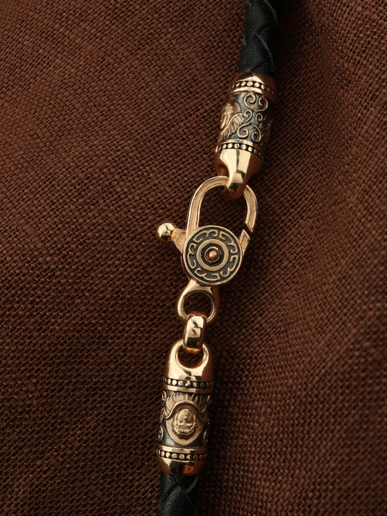 Гайтан из золота c кожаным шнурком и ониксом