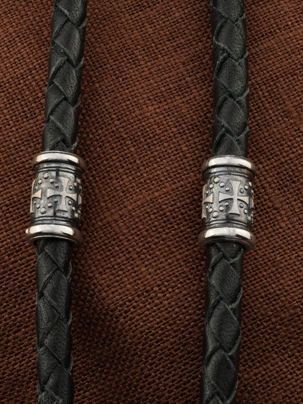 Гайтан из белого золота c кожаным шнурком