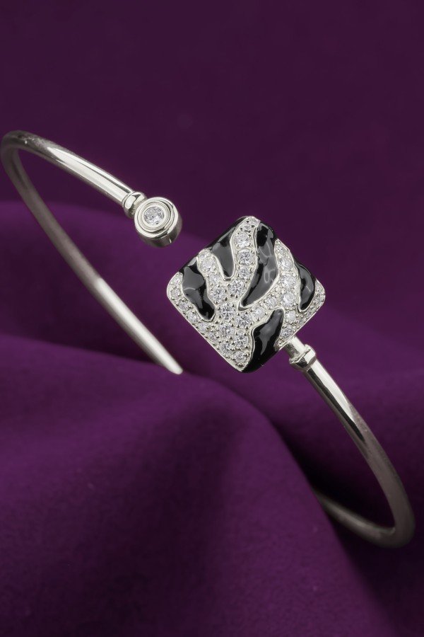 Браслет из белого золота c эмалью и бриллиантами