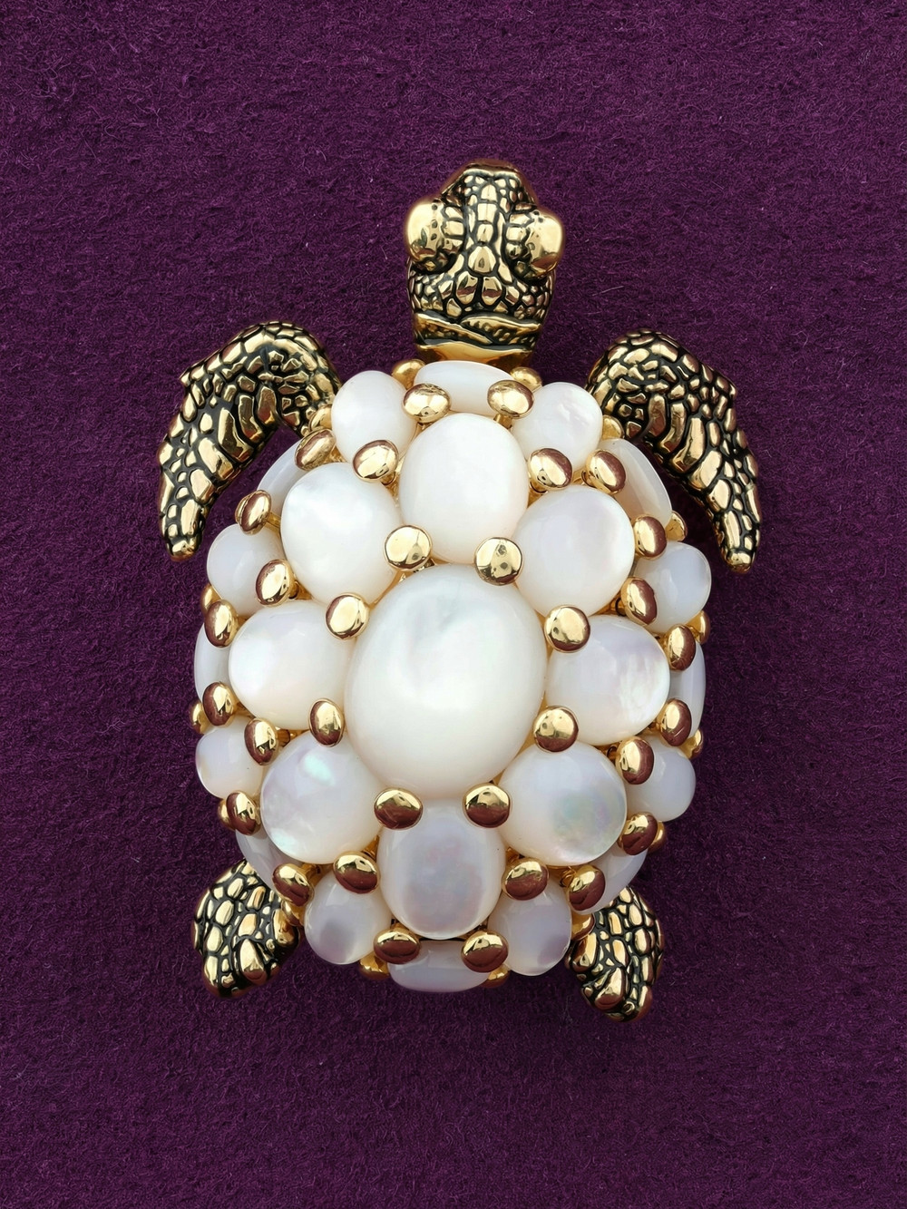 Брошь из лимонного золота c эмалью и перламутром