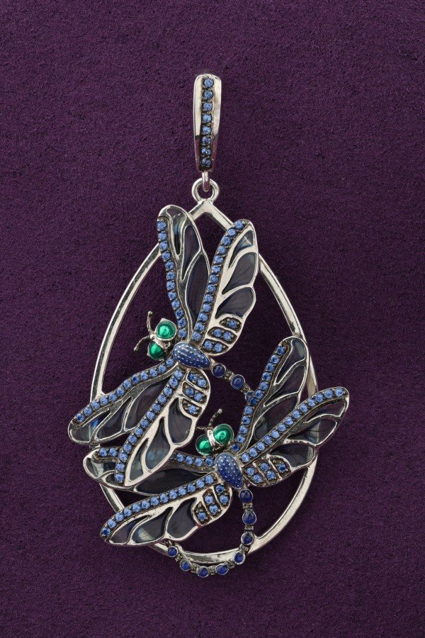 Подвеска из белого золота c сапфиром и эмалью