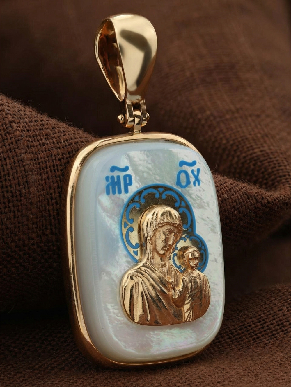 Образок из золота c эмалью и перламутром