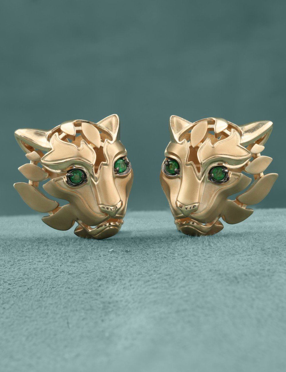 Серьги из золота c изумрудом