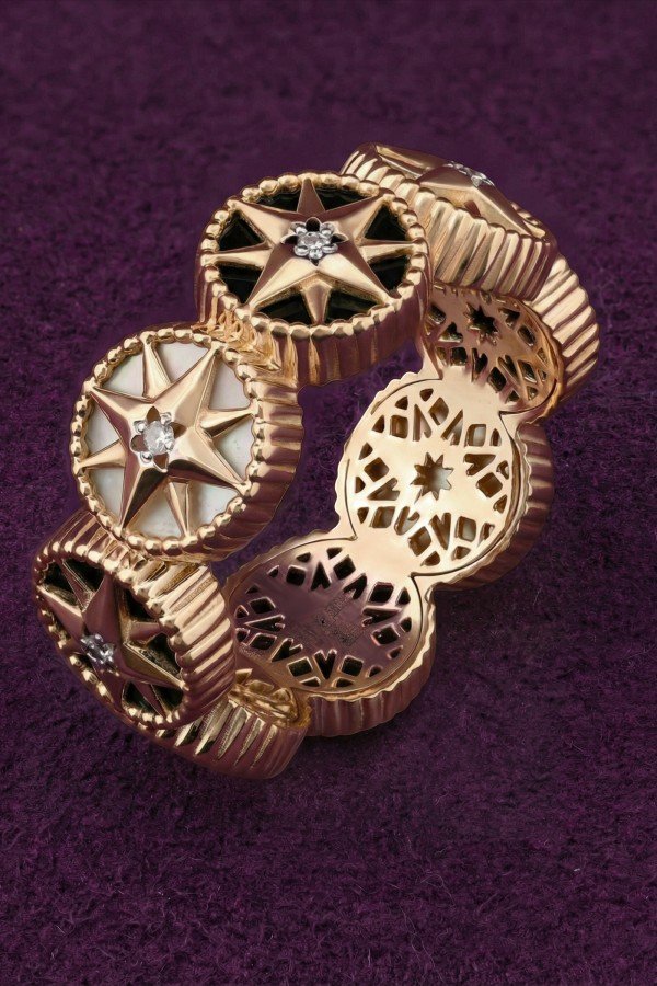 Кольцо из золота c бриллиантами, ониксом и перламутром