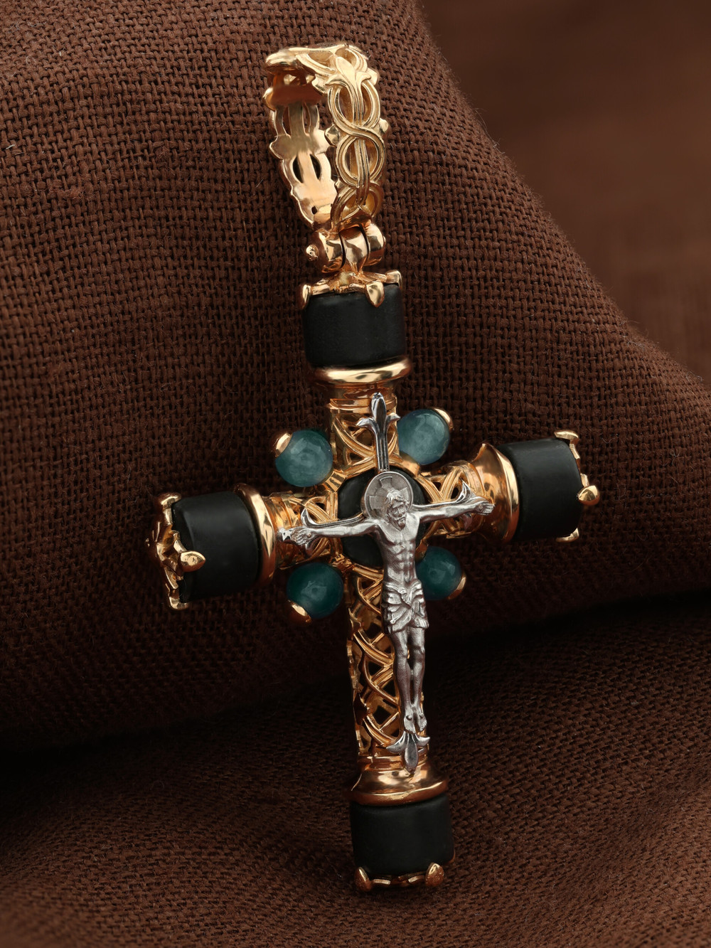 Крест из золота c ониксом и жадеитом
