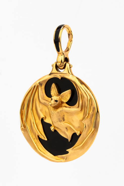 Подвеска из золота c эмалью и ониксом