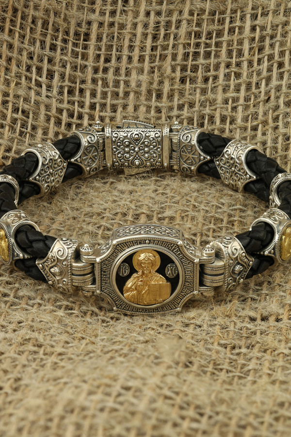 Браслет из серебра и золота c кожаным шнурком и ониксом