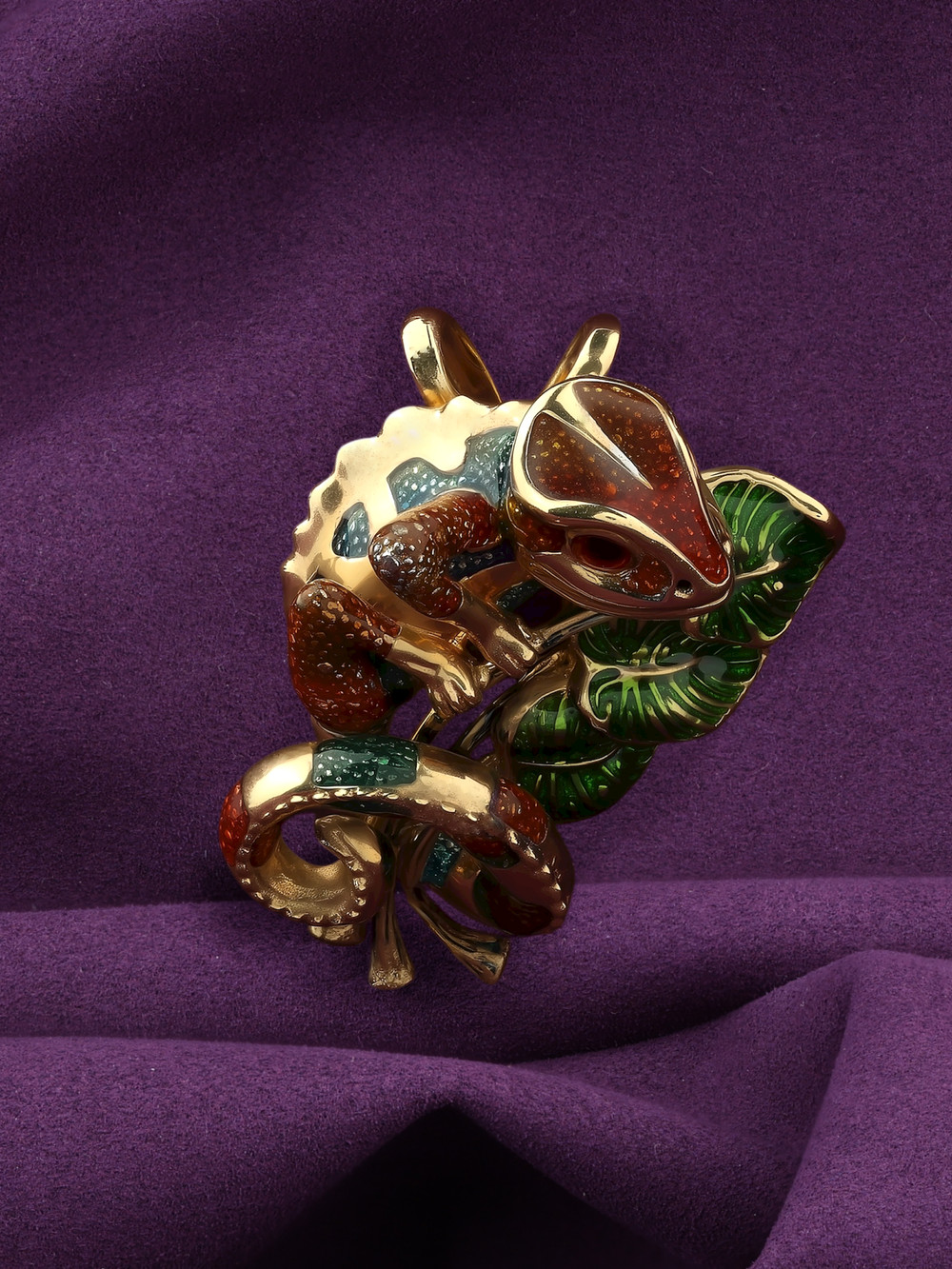 Подвеска из лимонного золота c эмалью и гранатом