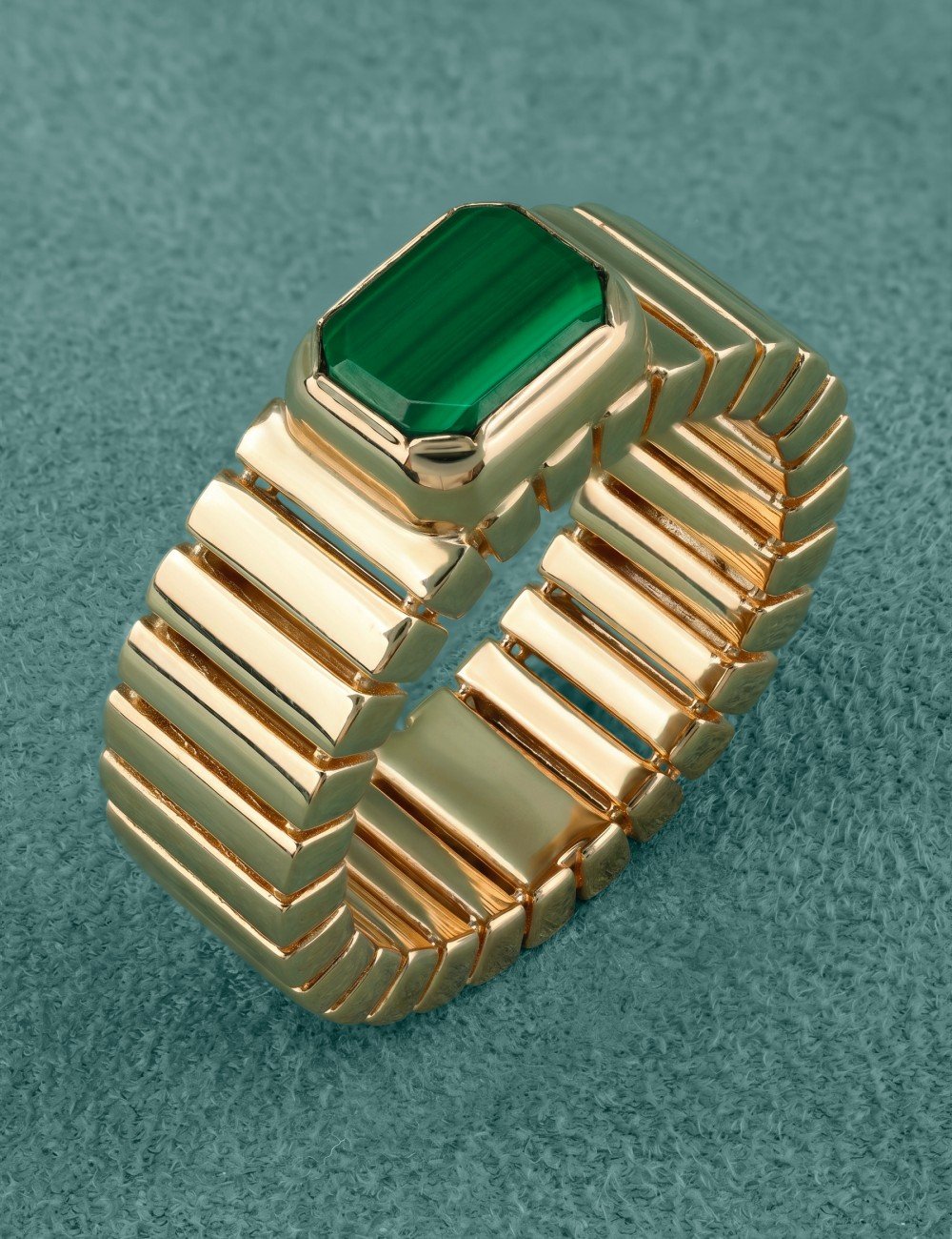 Кольцо из золота c малахитом