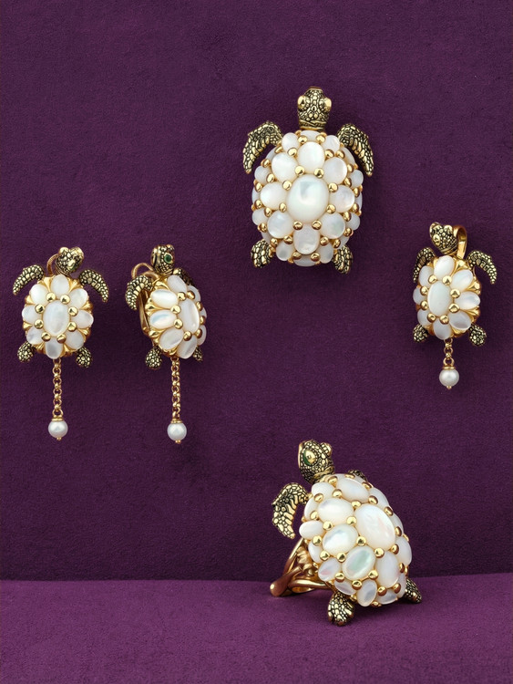 Брошь из лимонного золота c эмалью и перламутром