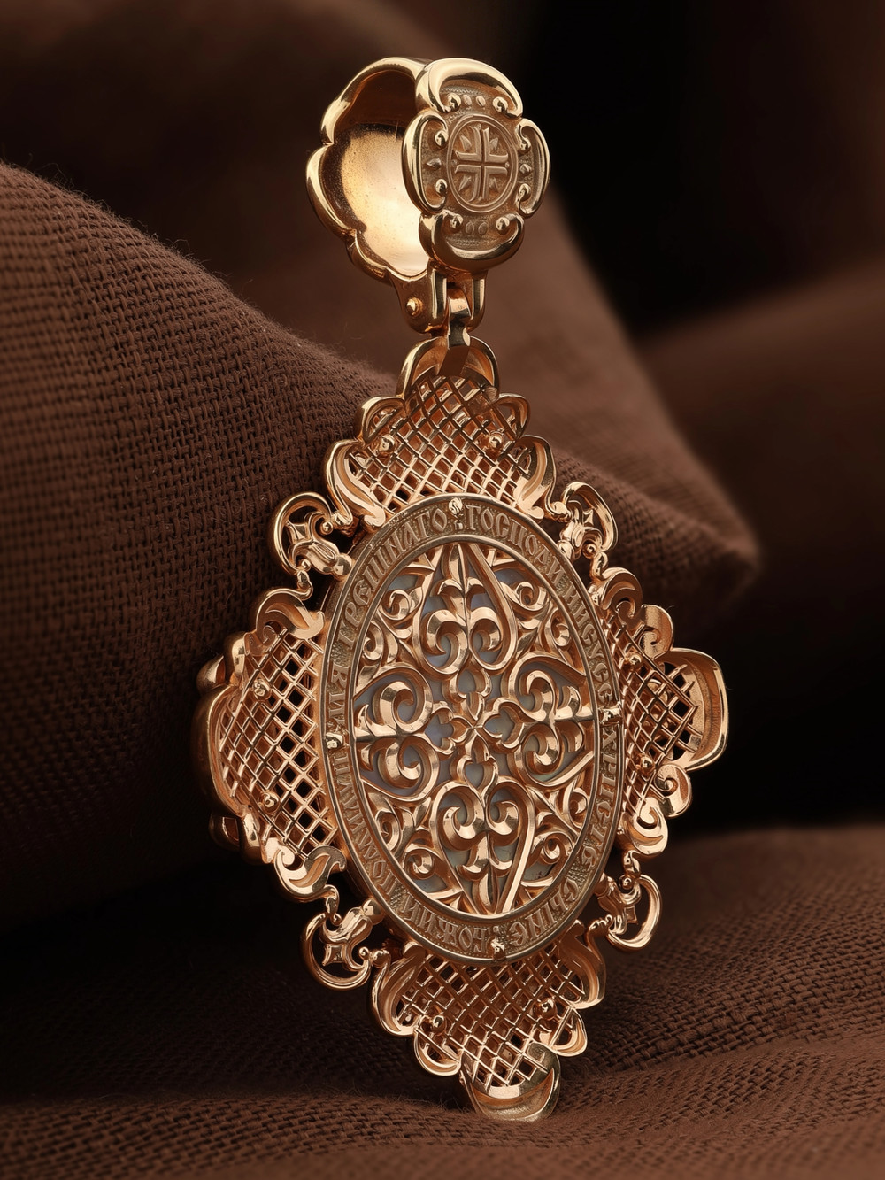 Образок из золота c эмалью и перламутром