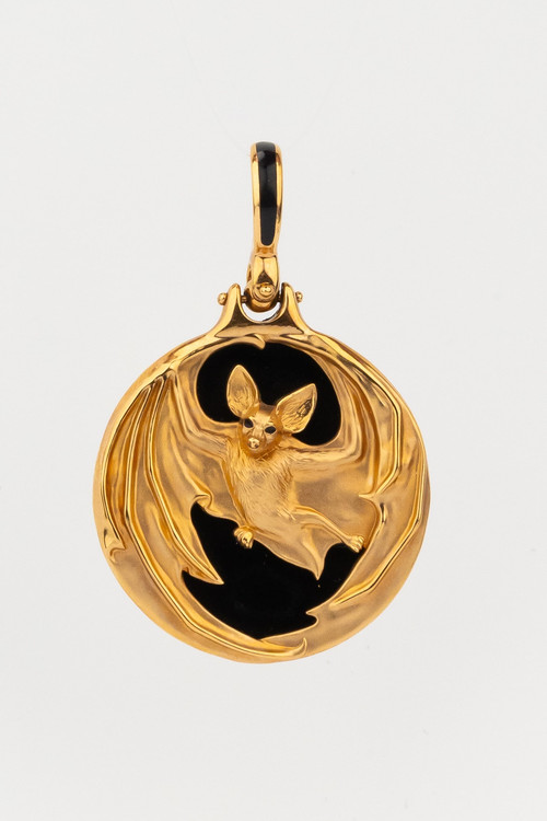 Подвеска из золота c эмалью и ониксом