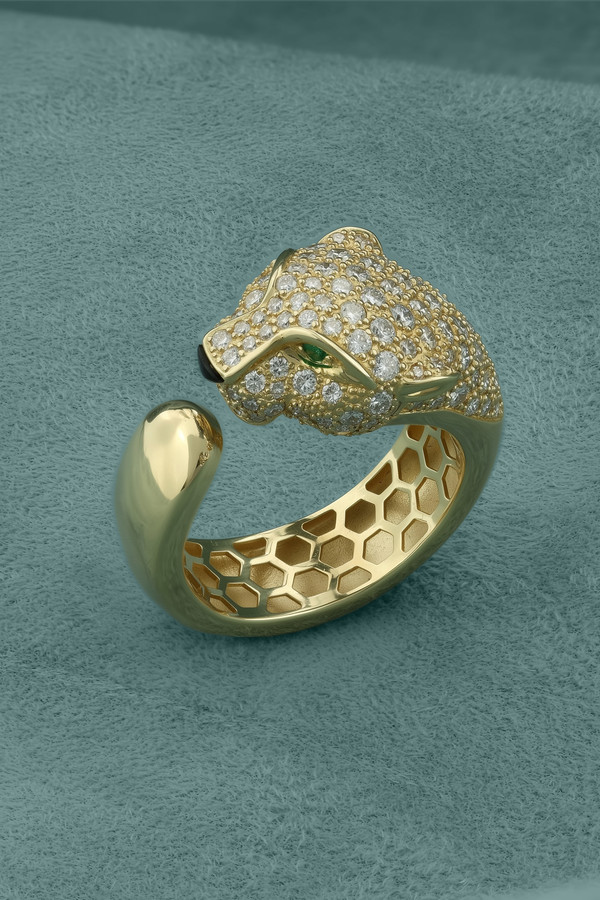 Кольцо из лимонного золота c бриллиантами, изумрудом и ониксом