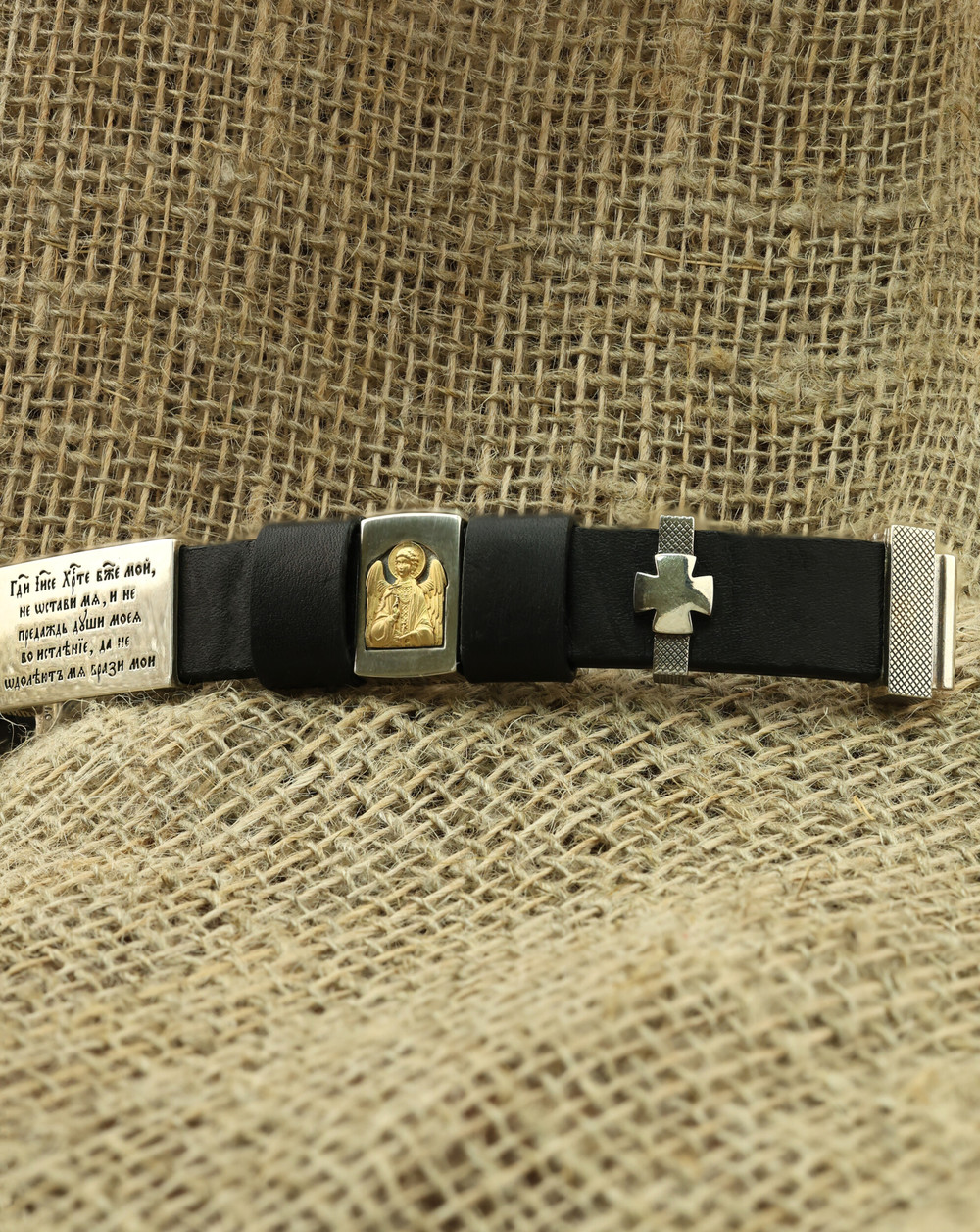 Браслет из серебра и золота c кожаным шнурком