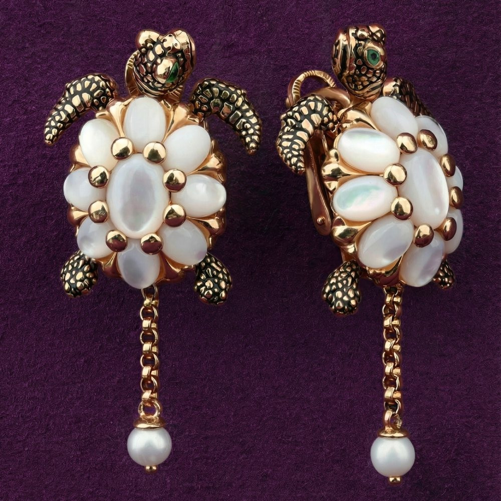 Серьги из золота c эмалью, жемчугом и перламутром