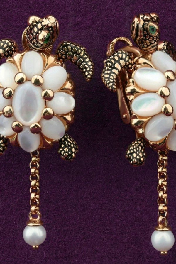 Серьги из золота c эмалью, жемчугом и перламутром