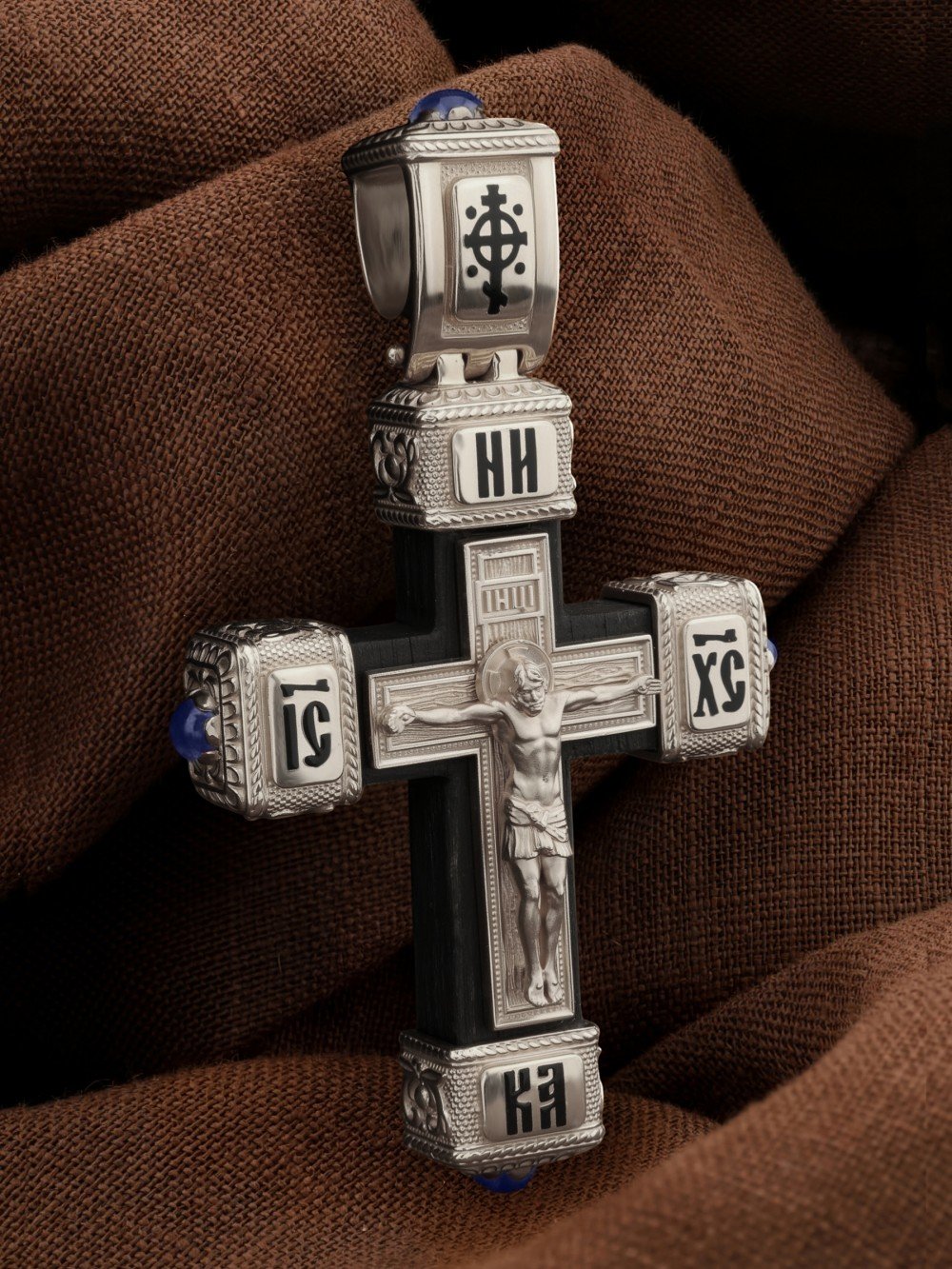 Крест из белого золота c эмалью, сапфиром и эбеновым деревом