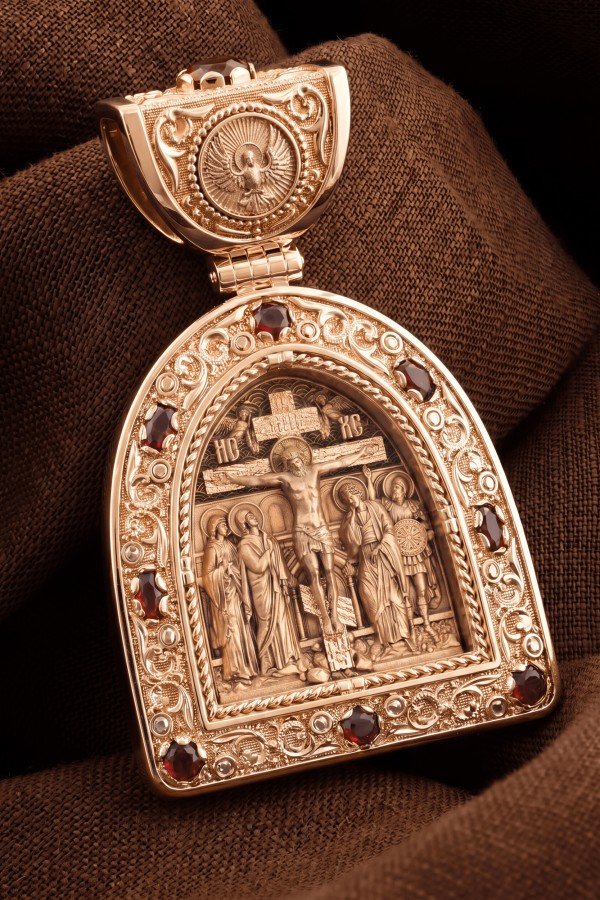 Образок из золота c эмалью и рубином