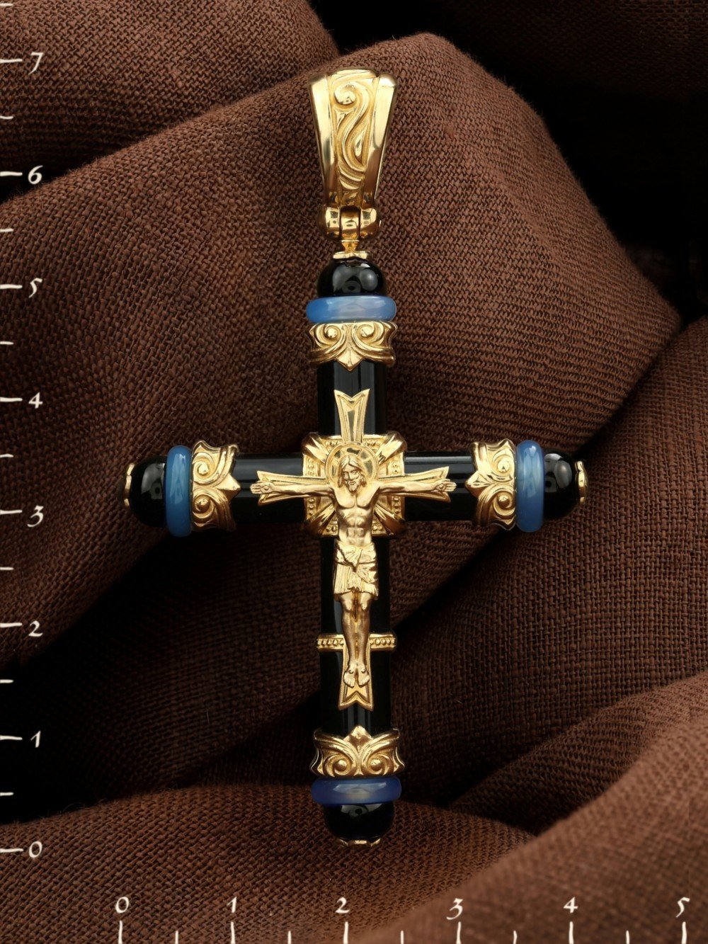 Крест из лимонного золота c ониксом и агатом