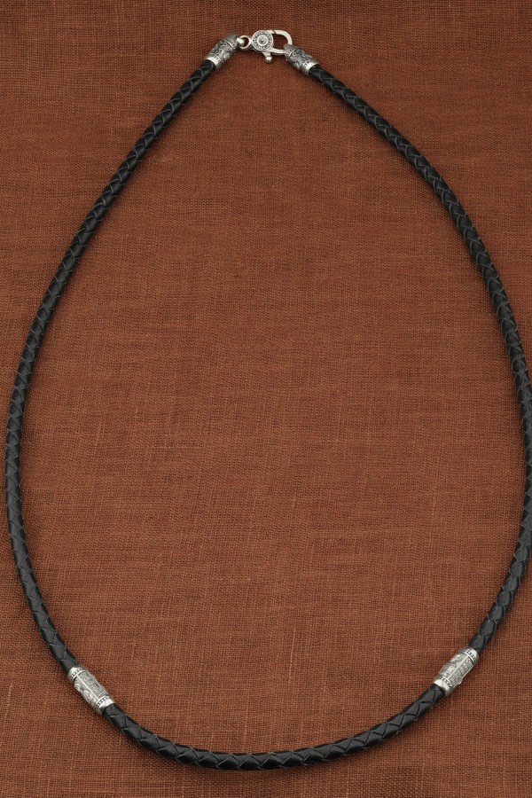 Гайтан из белого золота c кожаным шнурком