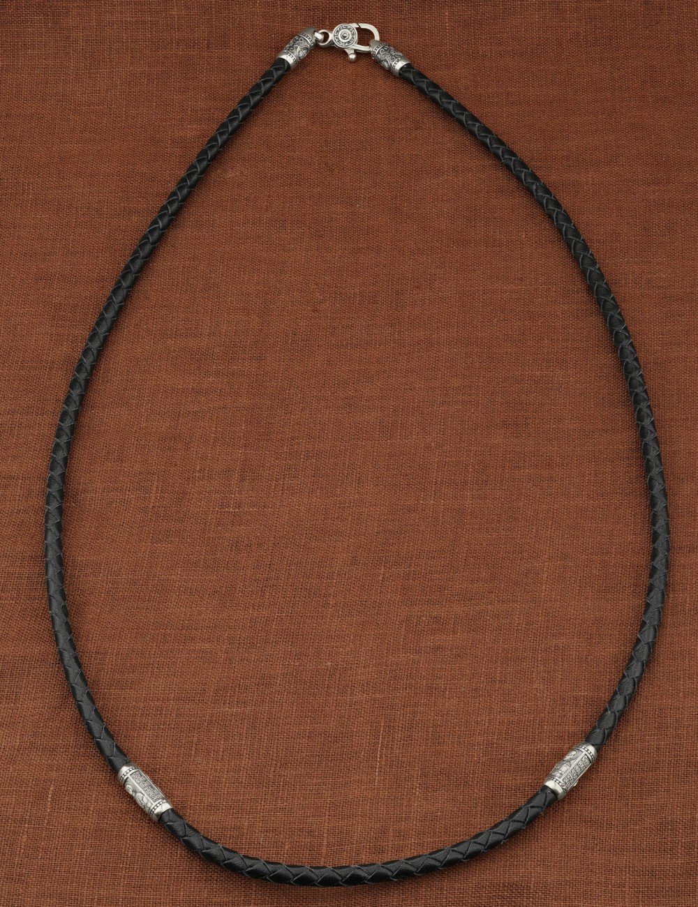 Гайтан из белого золота c кожаным шнурком