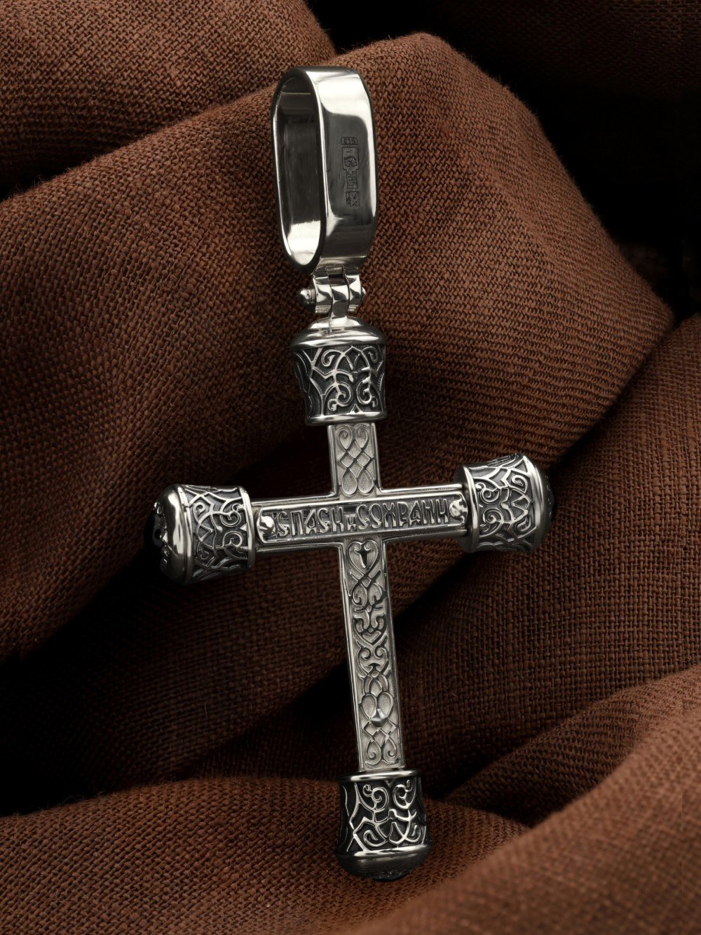 Крест из белого золота c ониксом