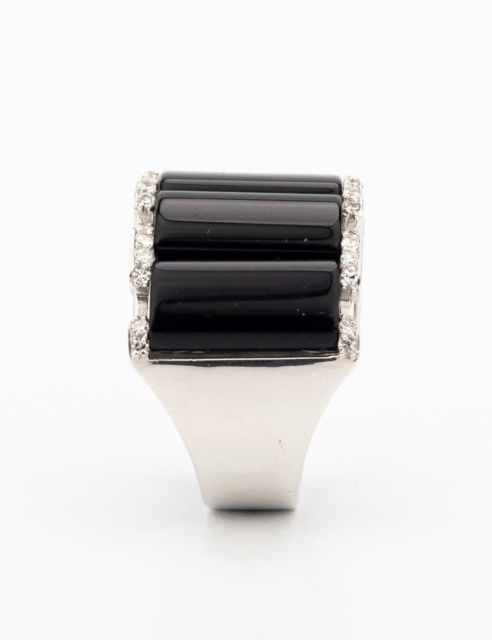 Кольцо из белого золота 585 пробы c бриллиантами и ониксом