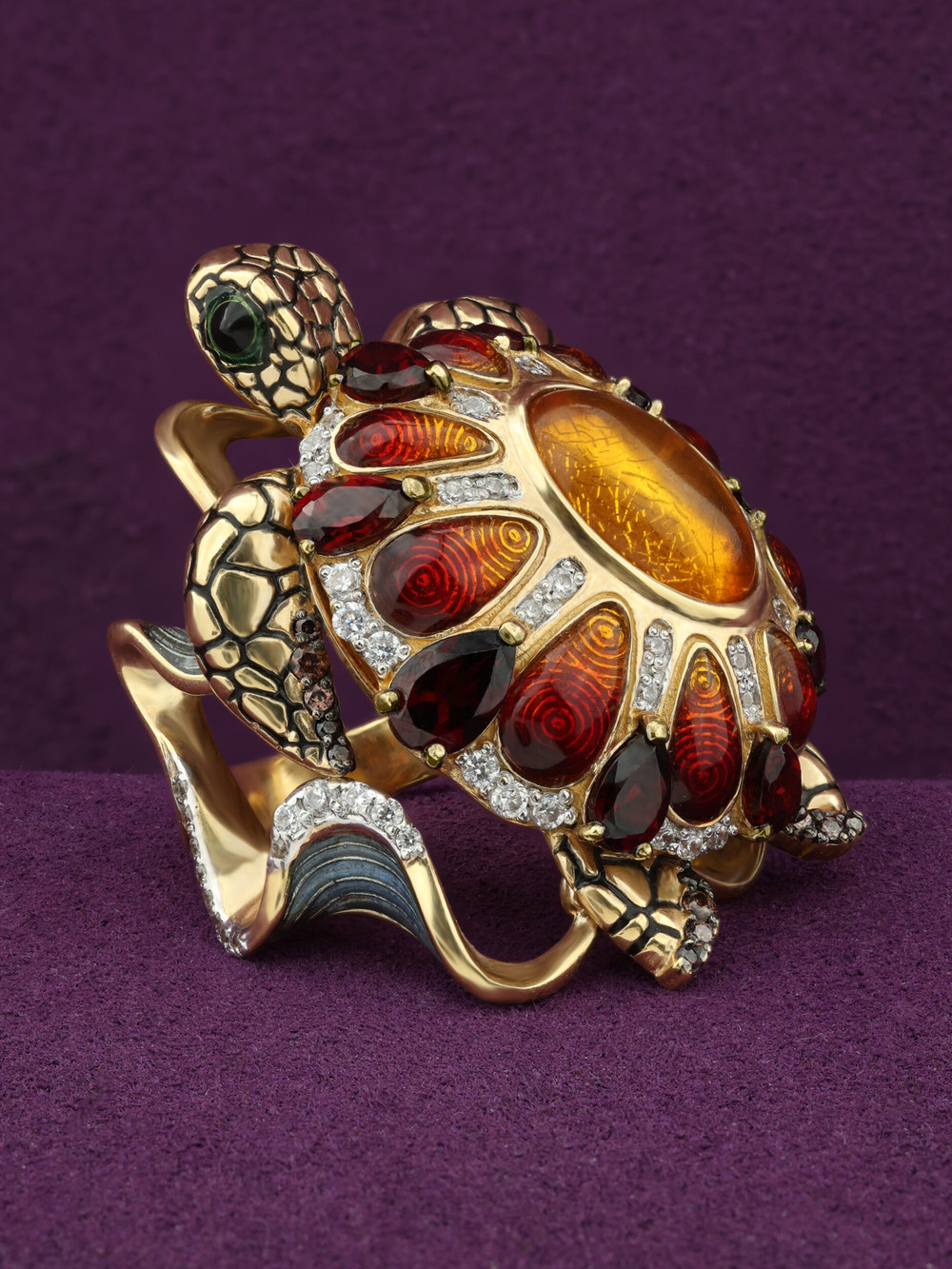 Кольцо из лимонного золота c эмалью, фианитом, гранатом и янтарём