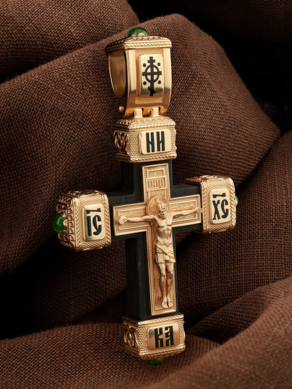 Крест из золота c эмалью, хризопразом и эбеновым деревом