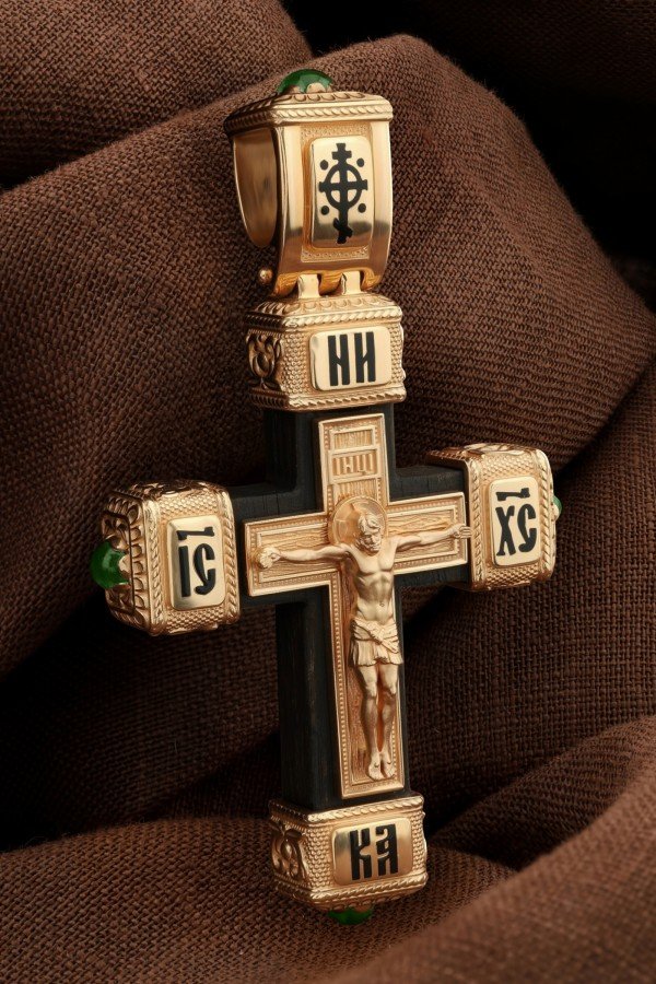 Крест из золота c эмалью, хризопразом и эбеновым деревом