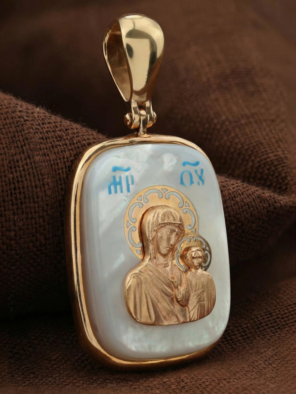 Образок из золота c эмалью и перламутром