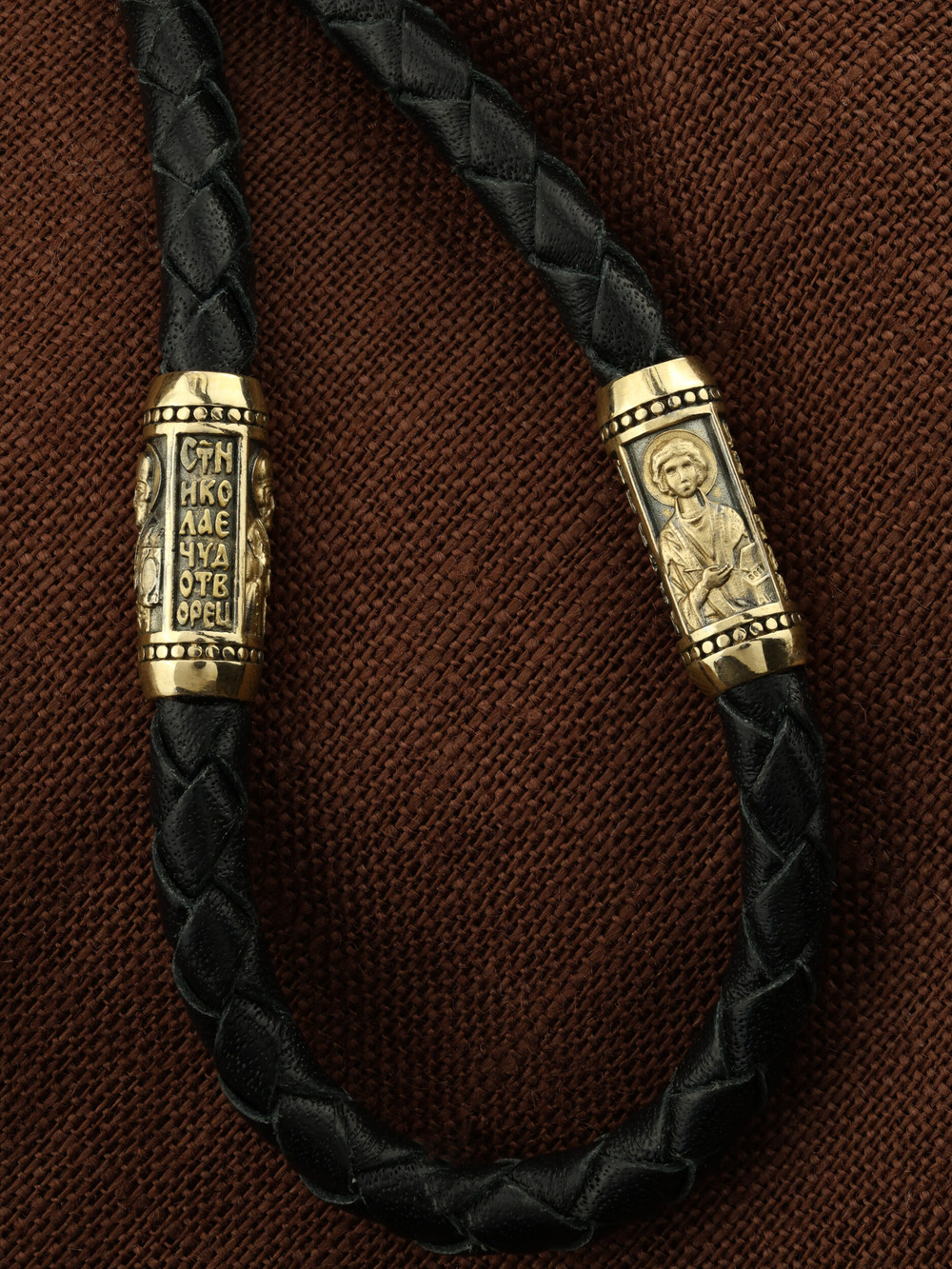 Гайтан из лимонного золота c кожаным шнурком и ониксом