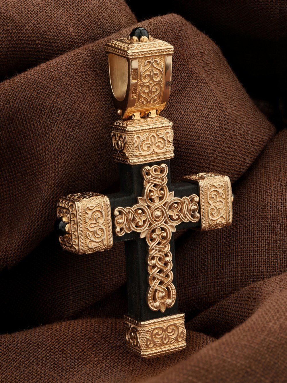 Крест из золота c эмалью, ониксом и эбеновым деревом